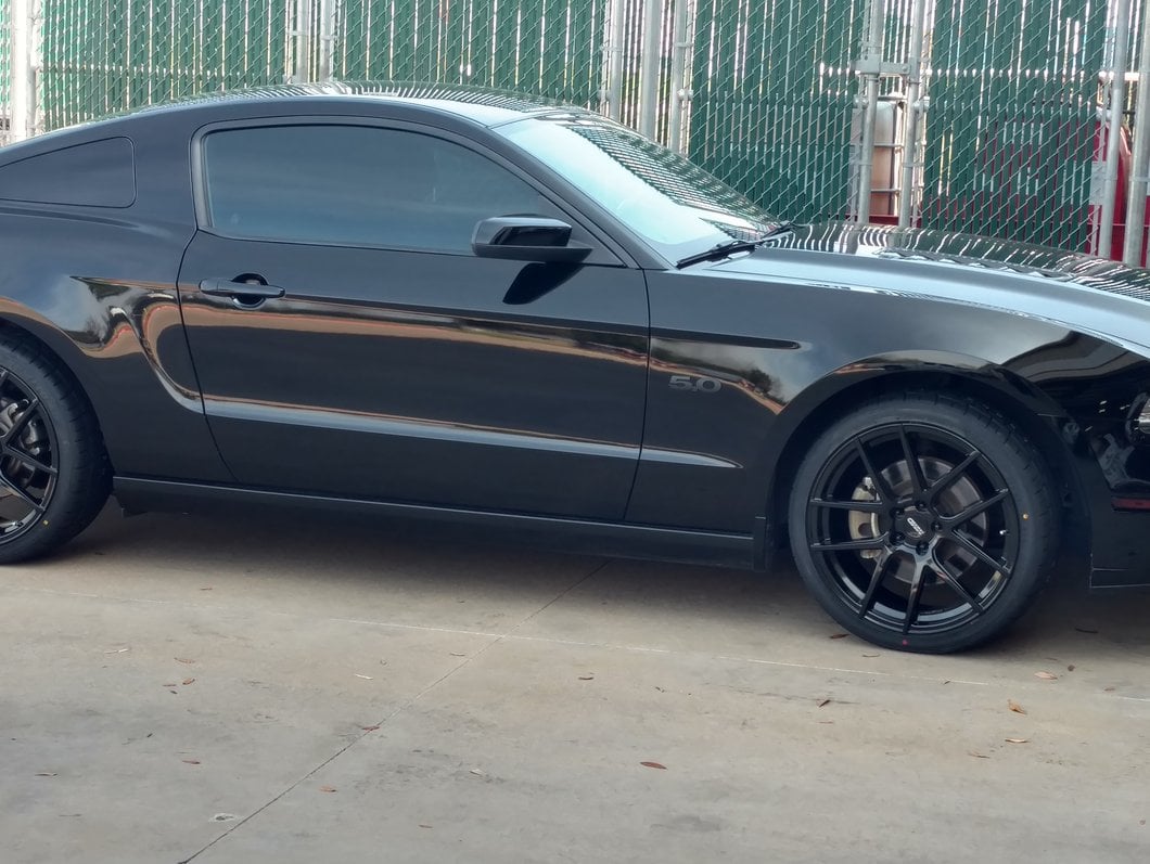 MMD Zeven Gloss Black Wheel; Rear Only; 20x10; 45mm Offset (10-14 Mustang)