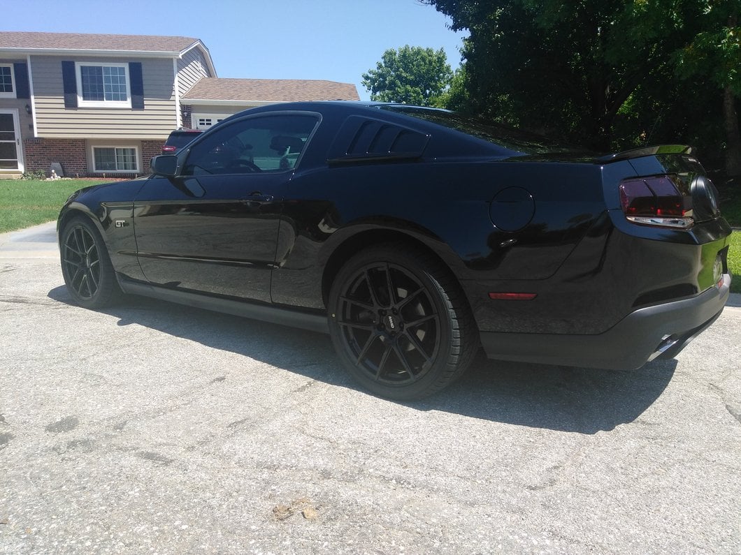 MMD Zeven Gloss Black Wheel; 20x8.5; 35mm Offset (10-14 Mustang)