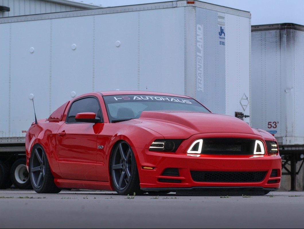 Staggered MMD 551C Charcoal 4-Wheel Kit; 20x8.5/20x10; 35mm Offset (05-09 Mustang)