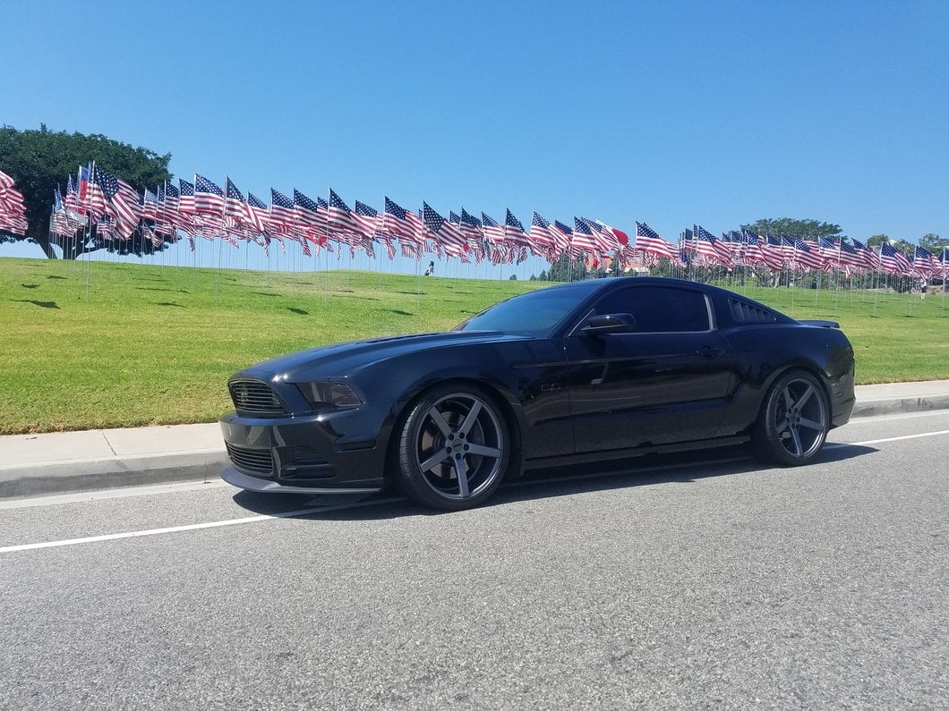 Staggered MMD 551C Charcoal 4-Wheel Kit; 20x8.5/20x10; 35mm Offset (05-09 Mustang)