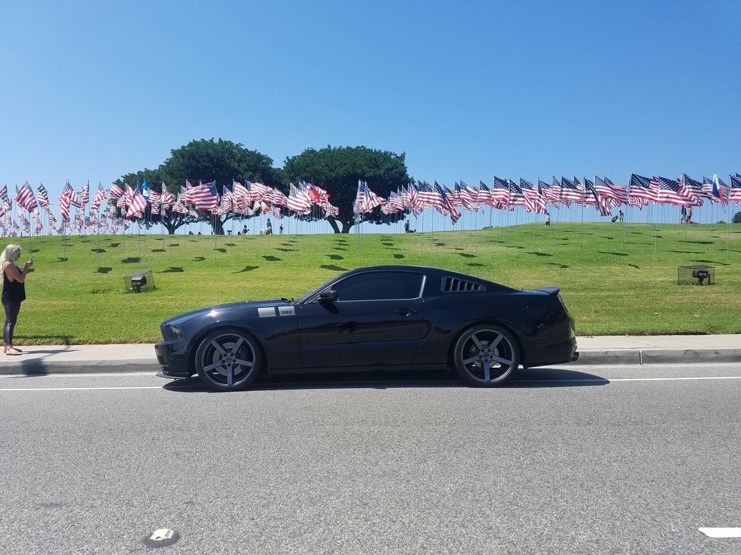 Staggered MMD 551C Charcoal 4-Wheel Kit; 20x8.5/20x10; 35mm Offset (05-09 Mustang)